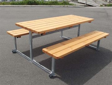 Her Hornslet borde-bænkesæt med hjul og planker i fyr